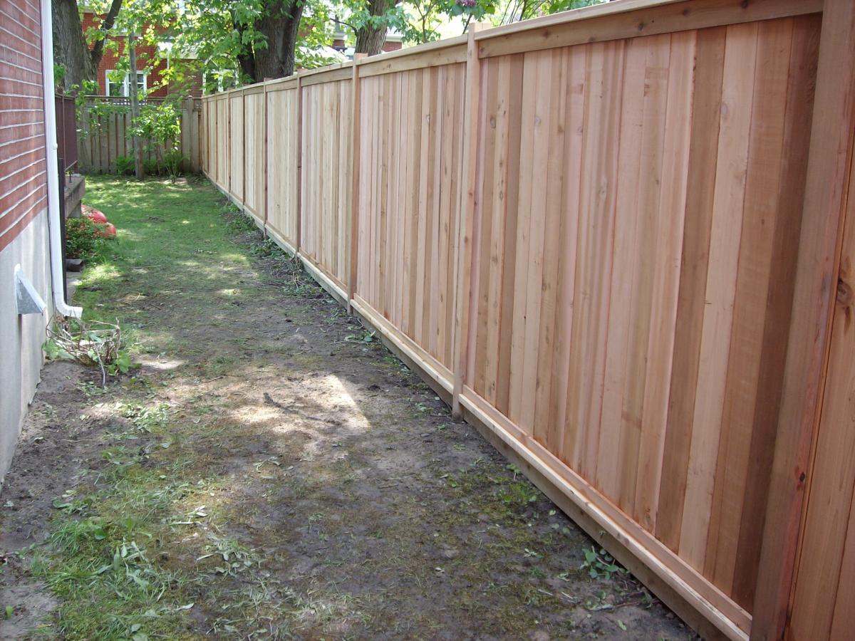 pose clôture bois sur muret